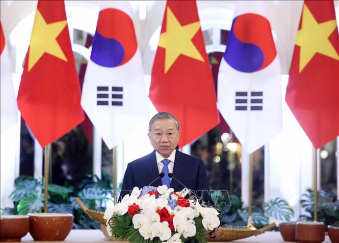 Party General Secretary and State President To Lam speaks at the banquet. VNA Photo