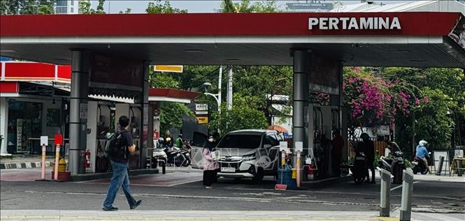 Một trạm xăng ở khu trung tâm của Thủ đô Jakarta, Indonesia. Ảnh: Đỗ Quyên – PV TTXVN tại Indonesia