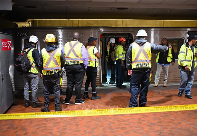 Nhân viên Cơ quan vận tải đô thị Washington làm nhiệm vụ tại hiện trường vụ va chạm giữa xe công trình và tàu điện chở khách tại ga Metro Center ở Washington, D.C., ngày 22/4/2026. Ảnh: THX/TTXVN