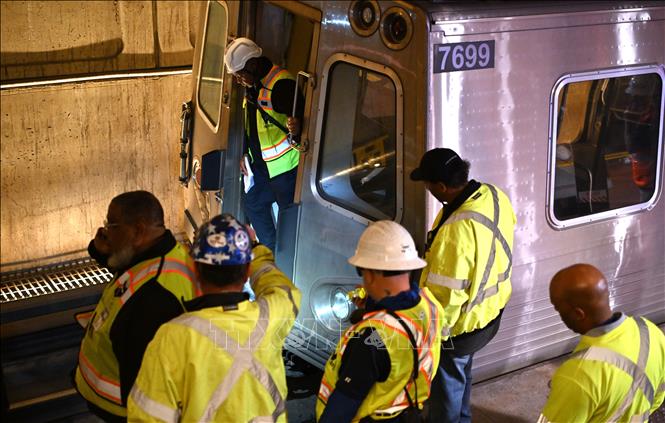 Nhân viên Cơ quan vận tải đô thị Washington làm nhiệm vụ tại hiện trường vụ va chạm giữa xe công trình và tàu điện chở khách tại ga Metro Center ở Washington, D.C., ngày 22/4/2026. Ảnh: THX/TTXVN