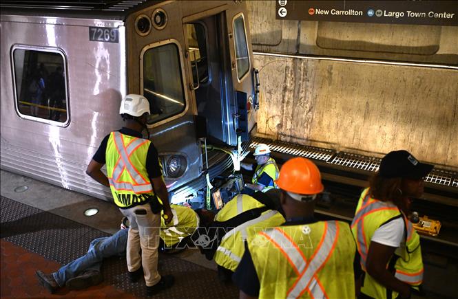 Nhân viên Cơ quan vận tải đô thị Washington làm nhiệm vụ tại hiện trường vụ va chạm giữa xe công trình và tàu điện chở khách tại ga Metro Center ở Washington, D.C., ngày 22/4/2026. Ảnh: THX/TTXVN