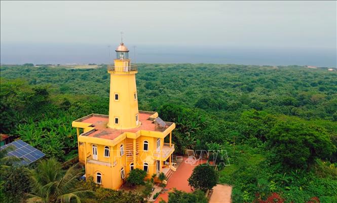Con Co Lighthouse, a landmark guiding visitors across the open sea, is a popular stop for many tourists exploring this strategically important island. VNA Photo: Nguyên Linh