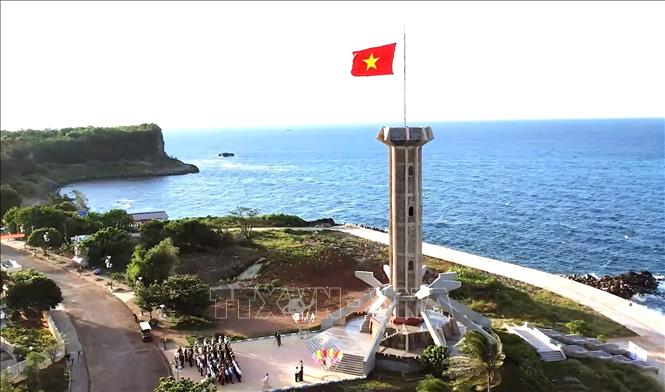 The flagpole on Con Co Island, a sacred symbol affirming national sovereignty, is the first stop for many tourists when they set foot on this strategically important island. VNA Photo: Nguyên Linh