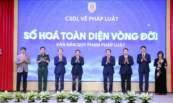 Các đại biểu thực hiện nghi thức khai trương Cơ sở dữ liệu quốc gia về pháp luật (phiên bản mới) và Hệ thống thông tin hỗ trợ tổng rà soát văn bản quy phạm pháp luật. Ảnh: Phạm Kiên - TTXVN