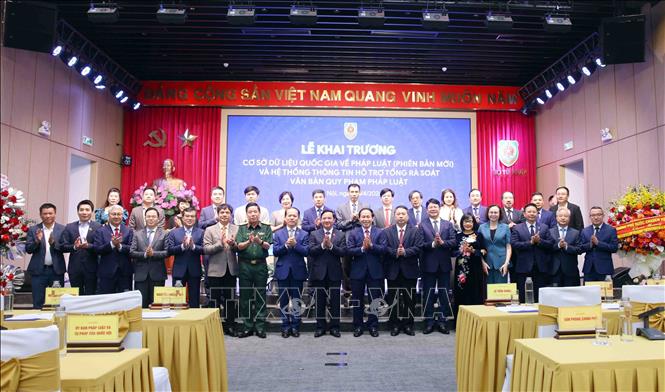 Phó Thủ tướng Lê Tiến Châu và Phó Chủ tịch Quốc hội Nguyễn Khắc Định với các đại biểu. Ảnh: Phạm Kiên - TTXVN