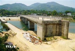 Quảng Ngãi: Cầu tiền tỷ “đắp chiếu” do “tắc” đường dẫn