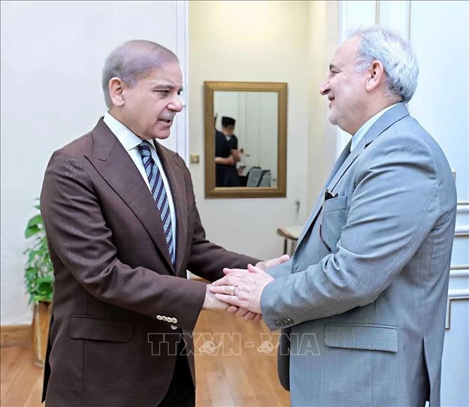 Thủ tướng Pakistan Shehbaz Sharif (trái) trong cuộc gặp Đại sứ Iran tại Islamabad Reza Amiri Moghadam ngày 22/4/2026. Ảnh: THX/TTXVN
