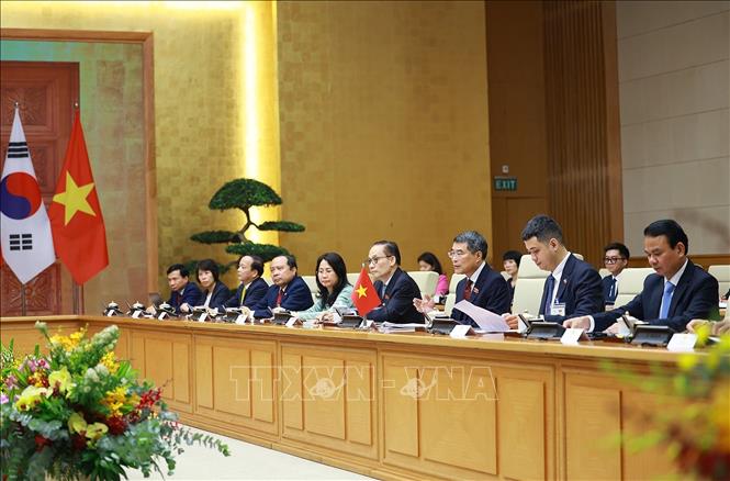 Thủ tướng Lê Minh Hưng và thành viên đoàn Việt Nam tại cuộc hội kiến Tổng thống Hàn Quốc Lee Jae Myung. Ảnh: Dương Giang – TTXVN
