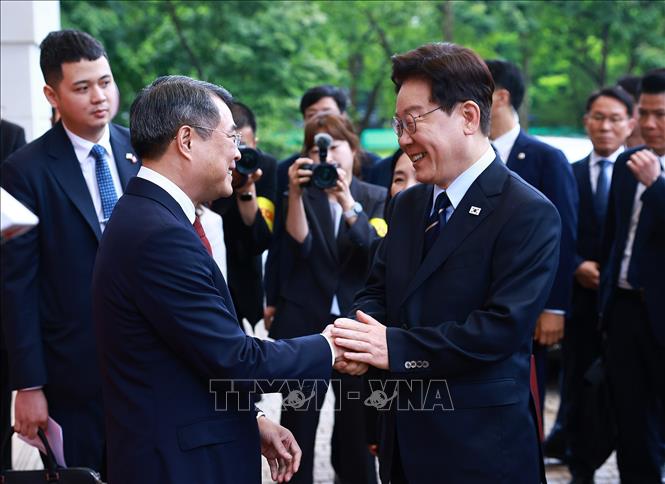 Thủ tướng Lê Minh Hưng hội kiến Tổng thống Hàn Quốc Lee Jae Myung. Ảnh: Dương Giang – TTXVN
