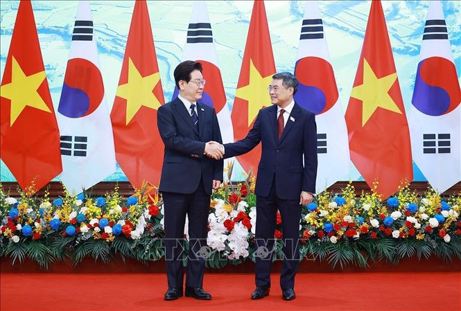 Prime Minister Le Minh Hung welcomes RoK President Lee Jae Myung. VNA Photo: Dương Giang