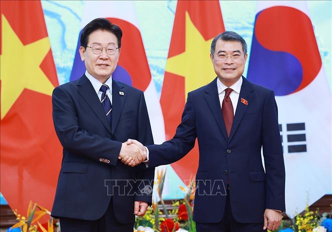 Prime Minister Le Minh Hung and RoK President Lee Jae Myung. VNA Photo: Dương Giang