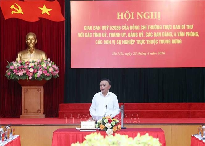 Đồng chí Trần Cẩm Tú, Uỷ viên Bộ Chính trị, Thường trực Ban Bí thư phát biểu chỉ đạo hội nghị. Ảnh: Phương Hoa - TTXVN