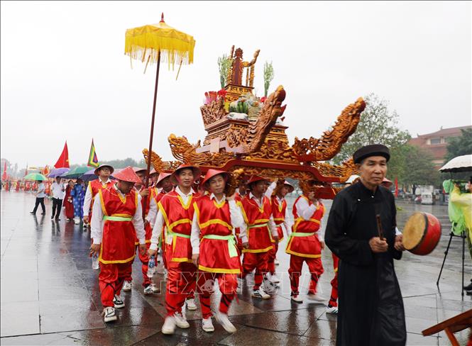 Lễ rước kiệu của các xã, phường về Khu di tích lịch sử Quốc gia đặc biệt Đền Hùng. Ảnh: Tạ Toàn - TTXVN