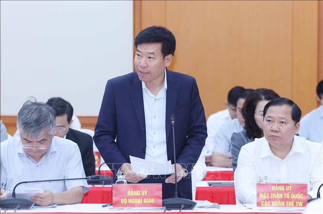 Đồng chí Nguyễn Mạnh Cường, Uỷ viên Trung ương Đảng, Phó Bí thư Thường trực Đảng uỷ, Thứ trưởng Bộ Ngoại giao báo cáo tại hội nghị. Ảnh: Phương Hoa - TTXVN