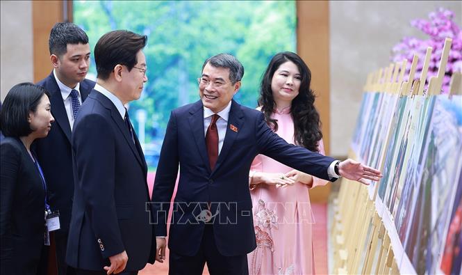 Prime Minister Le Minh Hung and RoK President Lee Jae Myung view a photo exhibition showcasing the relationship between the two countries, organised by the Vietnam News Agency. VNA Photo: Dương Giang