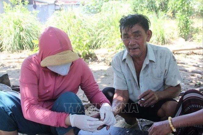 Nam giới làm việc ở rừng núi tỉnh Khánh Hòa được lấy mẫu lam máu để chủ động phát hiện nếu có ca mắc sốt rét. Ảnh: Phan Sáu - TTXVN