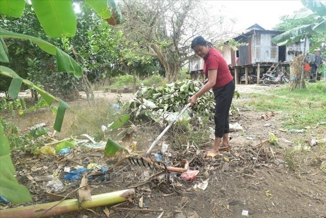 Người dân tại buôn Drang Phốk, xã Krông Na, huyện Buôn Đôn (Đắk Lắk) phát quang bụi rậm, giữ vệ sinh nhà cửa sạch sẽ để phòng muỗi gây bệnh sốt rét. Ảnh: Nguyên Dung - TTXVN