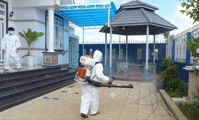 Phun hóa chất diệt muỗi tại nhà dân, khu dân cư ở bình Phước (2017). Ảnh: K GỬIH - TTXVN