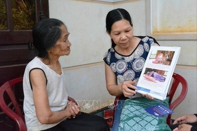 Cán bộ y tế xã Cư Huê (Ea Ka, Đắk Lắk) tuyên truyền cách phòng, chống bệnh sốt rét cho người dân. Ảnh: Nguyễn Tuấn Anh -TTXVN