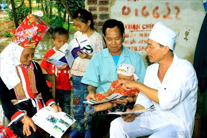 Nhân viên y tế tuyên truyền công tác phòng chống dịch bệnh cho người dân xã Quảng Lâm, huyện miền núi Đầm Hà, tỉnh Quảng Ninh. Ảnh: Dương Ngọc - TTXVN