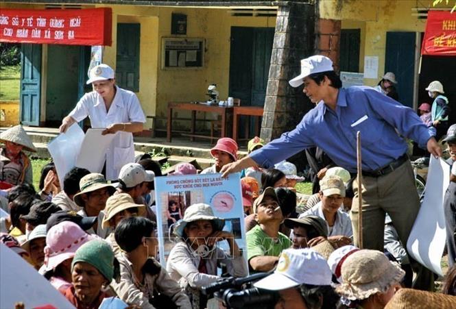 Cán bộ y tế Trung tâm phòng chống sốt rét tỉnh Quảng Ngãi phát tờ rơi hướng dẫn phòng chống sốt rét cho đồng bào các xã vùng cao huyện miền núi Sơn Hà. Ảnh: Thanh Long -TTXVN