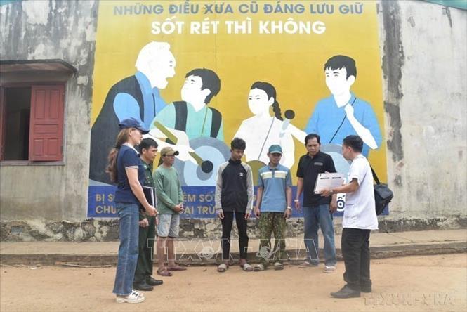 Cán bộ Trạm Y tế xã Krông Na, huyện Buôn Đôn (Đắk Lắk) tuyên truyền cho người dân về công tác phòng, chống sốt rét. Ảnh: Nguyên Dung - TTXVN