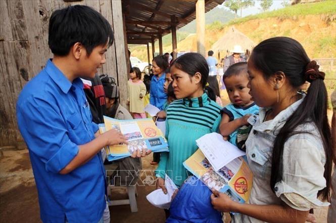 Tuyên truyền phòng chống bệnh sốt rét và sốt xuất huyết cho người dân trong chương trình khám, chữa bệnh nhân đạo, cấp thuốc miễn phí cho toàn bộ người dân ở xã miền núi biên giới A Vao, huyện Đakrông (Quảng Trị) và người dân các bộ tộc Lào ở các bản giáp ranh. Ảnh: Hồ Cầu - TTXVN