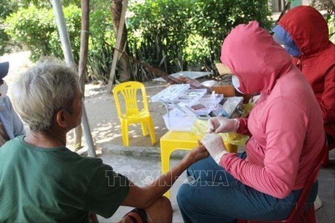 Lấy mẫu lam máu tầm soát ca mắc sốt rét trong cộng đồng ở xã Khánh Hiệp, huyện Khánh Vĩnh tỉnh Khánh Hòa. Ảnh: Phan Sáu - TTXVN