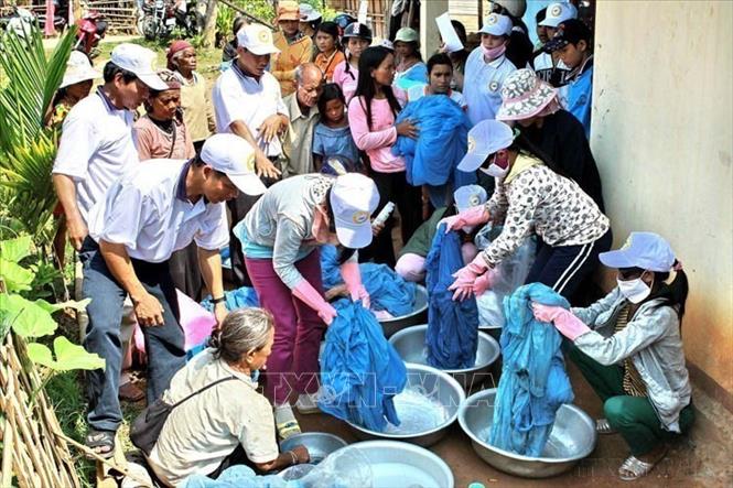 Tẩm màn bằng hóa chất phòng chống sốt rét cho nhân dân xã Sơn Dung, huyện Sơn Tây (Quảng Ngãi) - nơi có 100% dân số sống trong vùng sốt rét lưu hành. Ảnh: Thanh Long -TTXVN