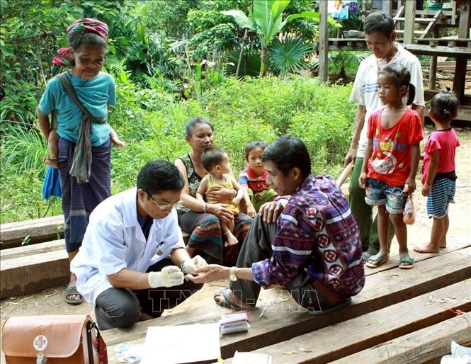 Nhân viên y tế giám sát dịch tễ, tuyên truyền tẩm màn và ngủ màn để phòng chống bệnh sốt rét cho đồng bào dân tộc xã Dân Hóa, huyện miền núi Minh Hóa, tỉnh Quảng Bình. Ảnh: Dương Ngọc - TTXVN