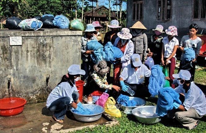 Cán bộ y tế Trung tâm phòng chống sốt rét tỉnh Quảng Ngãi tẩm màn bằng hóa chất chống muỗi cho đồng bào các xã vùng cao huyện miền núi Sơn Hà (2009). Ảnh: Thanh Long -TXVN