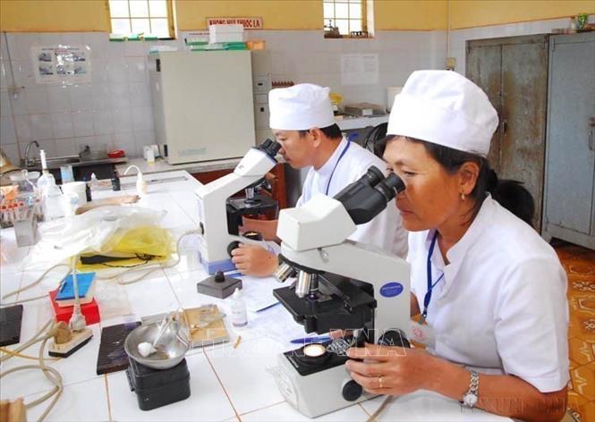 Xét nghiệm ký sinh trùng sốt rét tại Trung tâm y tế huyện Đắc Đoa (Gia Lai). Ảnh Hồng Kỳ - TTXVN