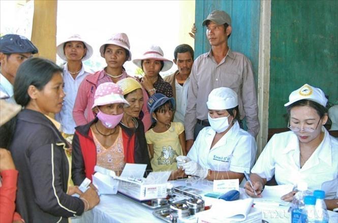 Cán bộ y tế Trung tâm phòng chống sốt rét tỉnh Quảng Ngãi lấy lam máu xét nghiệm trong phòng chống  bệnh sốt rét cho đồng bào các xã vùng cao huyện miền núi Sơn Hà (2009). Ảnh: Thanh Long - TTXVN