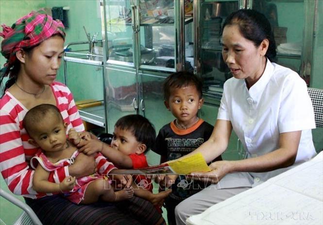 Nhân viên y tế Quảng Bình tư vấn, kiểm tra sức khỏe cho đồng bào dân tộc xã Dân Hóa, huyện miền núi Minh Hóa để phòng chống bệnh sốt rét. Ảnh: Dương Ngọc - TTXVN