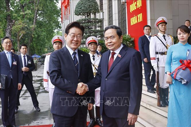 Chủ tịch Quốc hội Trần Thanh Mẫn đón Tổng thống Hàn Quốc Lee Jae Myung. Ảnh: Doãn Tấn - TTXVN