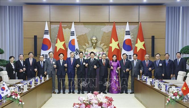 Chủ tịch Quốc hội Trần Thanh Mẫn và Tổng thống Hàn Quốc Lee Jae Myung với đại biểu. Ảnh: Doãn Tấn - TTXVN