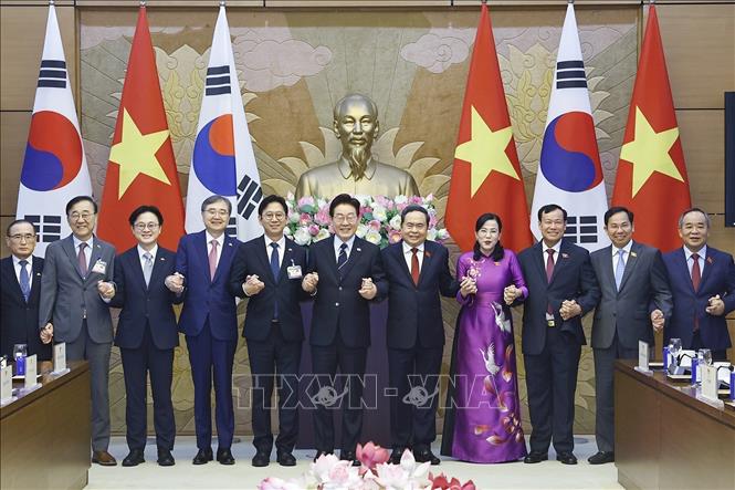 Chủ tịch Quốc hội Trần Thanh Mẫn và Tổng thống Hàn Quốc Lee Jae Myung với đại biểu. Ảnh: Doãn Tấn - TTXVN