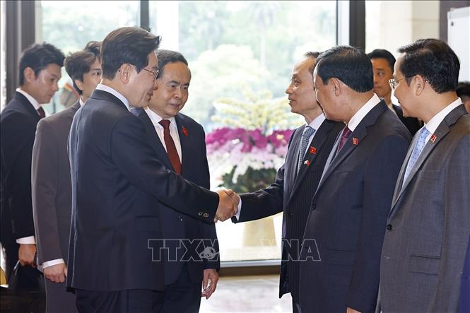 Chủ tịch Quốc hội Trần Thanh Mẫn giới thiệu thành viên đoàn Việt Nam với Tổng thống Hàn Quốc Lee Jae Myung. Ảnh: Doãn Tấn - TTXVN