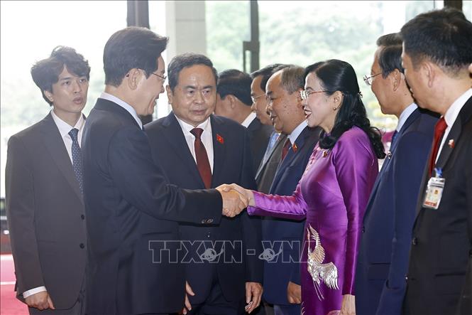 Chủ tịch Quốc hội Trần Thanh Mẫn giới thiệu thành viên đoàn Việt Nam với Tổng thống Hàn Quốc Lee Jae Myung. Ảnh: Doãn Tấn - TTXVN