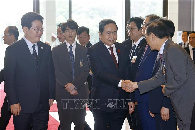 Chủ tịch Quốc hội Trần Thanh Mẫn với thành viên đoàn Hàn Quốc. Ảnh: Doãn Tấn - TTXVN