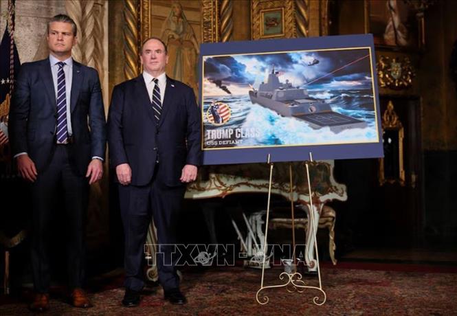 (Tư liệu) Bộ trưởng Hải quân Mỹ John C. Phelan (phải) tại một sự kiện ở Mar-a-lago, Palm Beach, Florida, ngày 22/12/2025. Ảnh: REUTERS/TTXVN