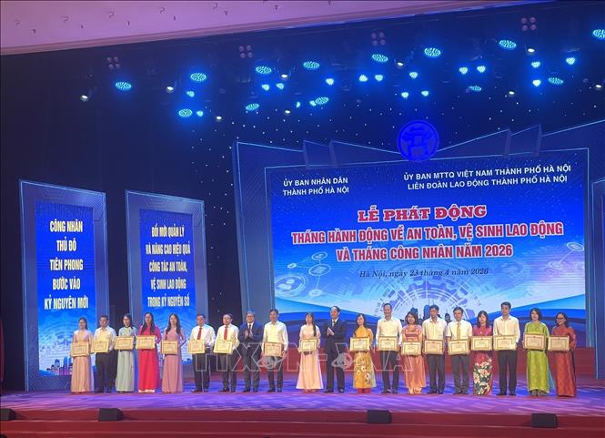Nhiều tập thể, cá nhân được khen thưởng tại lễ phát động Tháng hành động về An toàn, vệ sinh lao động và Tháng Công nhân năm 2026, sáng 23/4/2026. Ảnh: Hùng Mạnh - TTXVN.