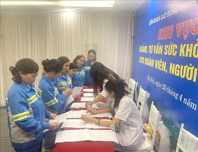 Ngay sau lễ phát động, hàng trăm người lao động được khám sức khỏe, tư vấn pháp luật miễn phí. Ảnh: Hùng Mạnh - TTXVN.