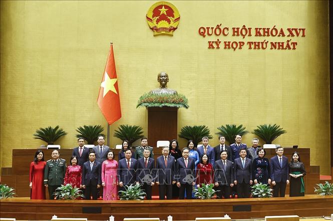 Lãnh đạo Đảng, Nhà nước chụp ảnh lưu niệm với đoàn đại biểu Quốc hội tỉnh Nghệ An. Ảnh: Doãn Tấn - TTXVN