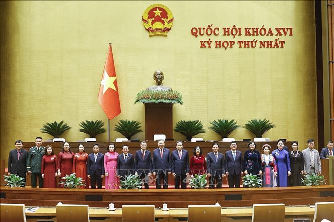 Lãnh đạo Đảng, Nhà nước chụp ảnh lưu niệm với đoàn đại biểu Quốc hội tỉnh Tuyên Quang. Ảnh: Doãn Tấn - TTXVN