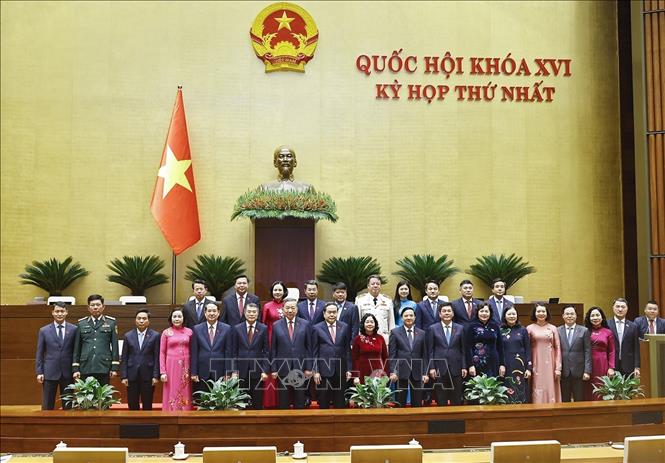 Lãnh đạo Đảng, Nhà nước chụp ảnh lưu niệm với đoàn đại biểu Quốc hội tỉnh Ninh Bình. Ảnh: Doãn Tấn - TTXVN