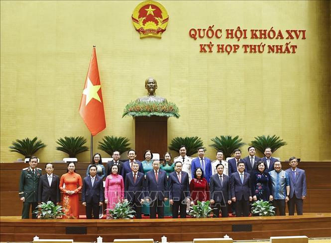 Lãnh đạo Đảng, Nhà nước chụp ảnh lưu niệm với đoàn đại biểu Quốc hội tỉnh Vĩnh Long. Ảnh: Doãn Tấn - TTXVN