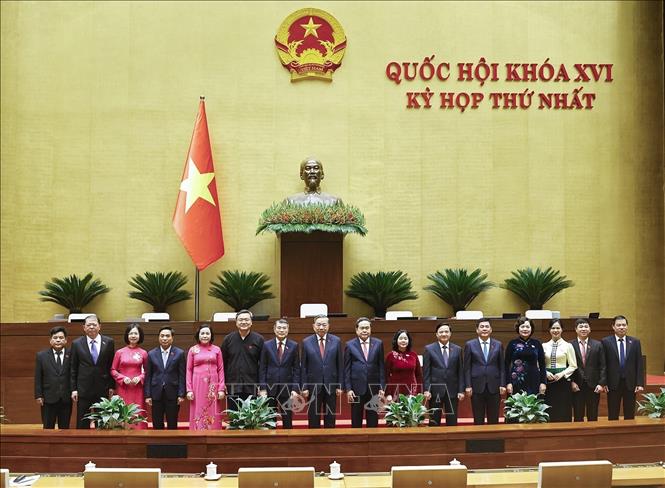 Lãnh đạo Đảng, Nhà nước chụp ảnh lưu niệm với đoàn đại biểu Quốc hội tỉnh Sơn La. Ảnh: Doãn Tấn - TTXVN