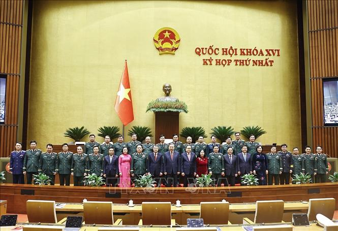 Lãnh đạo Đảng, Nhà nước chụp ảnh lưu niệm với đại biểu Quốc hội thuộc lực lượng Quân đội. Ảnh: Doãn Tấn - TTXVN