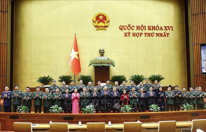 Lãnh đạo Đảng, Nhà nước chụp ảnh lưu niệm với đại biểu Quốc hội thuộc lực lượng Quân đội. Ảnh: Doãn Tấn - TTXVN